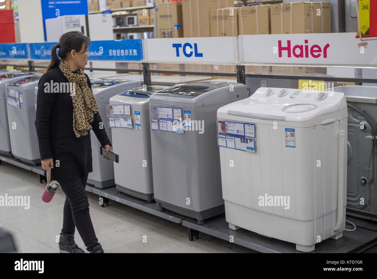 Cinese del marchio nazionale macchine di lavaggio sono in vendita in un Wal-Mart supercenter a Pechino in Cina. Foto Stock