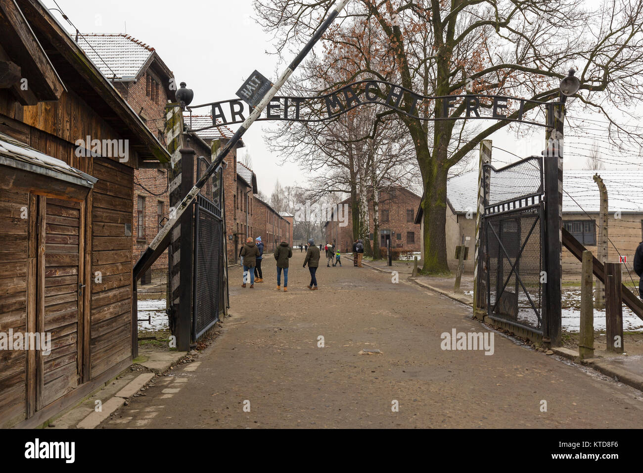 AUSCHWITZ, Polonia - dicembre 2017; Entrata del campo di concentramento con una iscrizione in tedesco che significa: lavoro vi rende liberi. Foto Stock