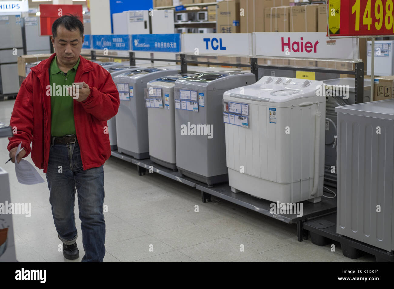 Cinese del marchio nazionale macchine di lavaggio sono in vendita in un Wal-Mart supercenter a Pechino in Cina. Foto Stock