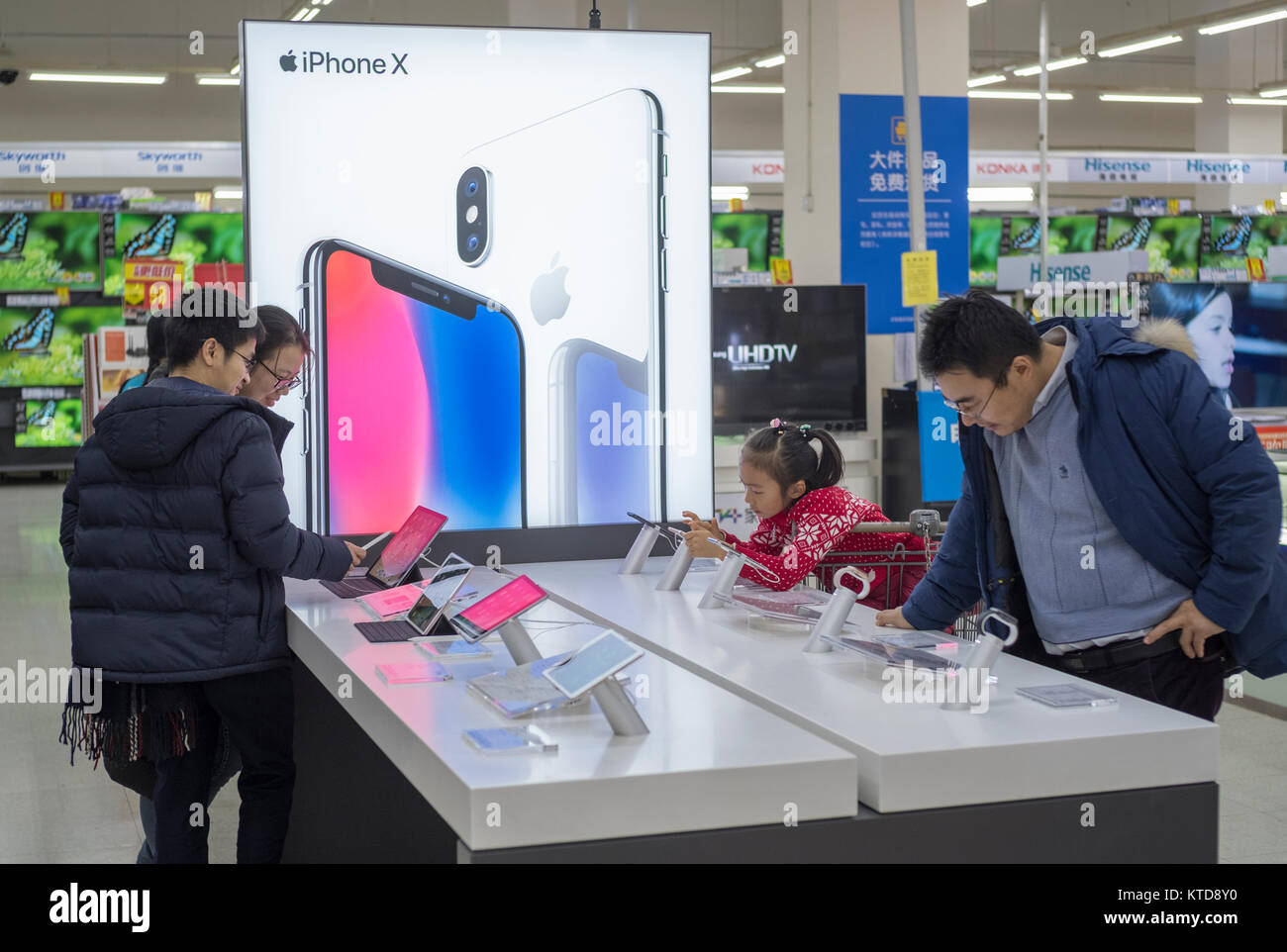I prodotti Apple sono in vendita in un Wal-Mart supercenter a Pechino in Cina. Foto Stock