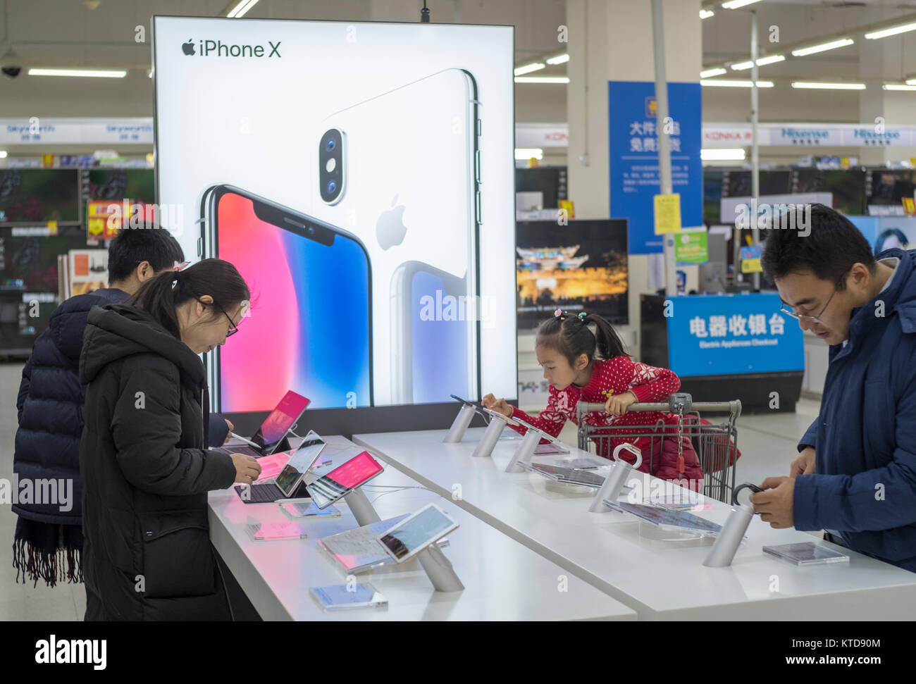 I prodotti Apple sono in vendita in un Wal-Mart supercenter a Pechino in Cina. Foto Stock