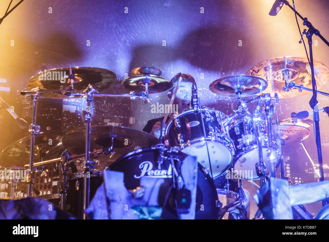 La Australian metalcore band Parkway Drive esegue un concerto dal vivo a Amager Bio in Copenhagen. Qui il batterista Ben Gordon è visto dal vivo sul palco. Danimarca, 10/12 2014. Foto Stock