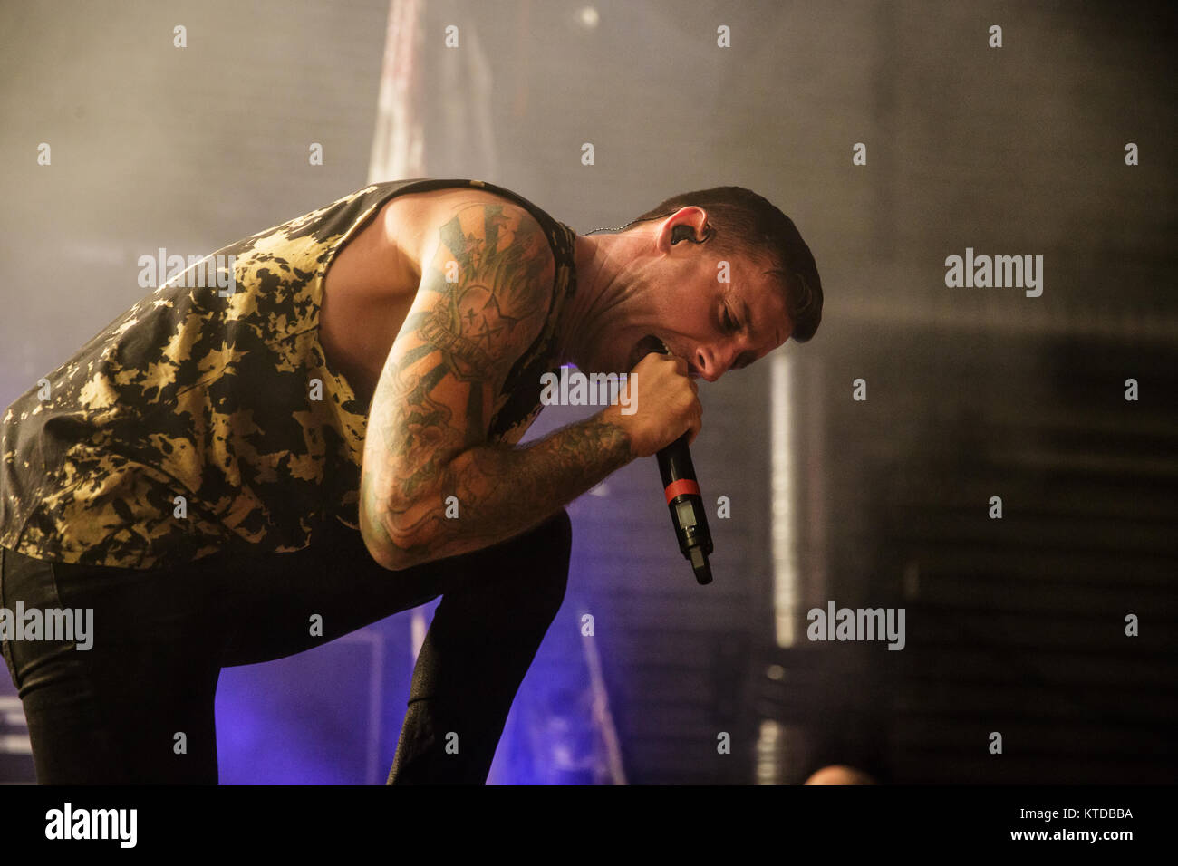 La Australian metalcore band Parkway Drive esegue un concerto dal vivo a Amager Bio in Copenhagen. Qui la cantante Winston McCall è visto dal vivo sul palco. Danimarca, 10/12 2014. Foto Stock