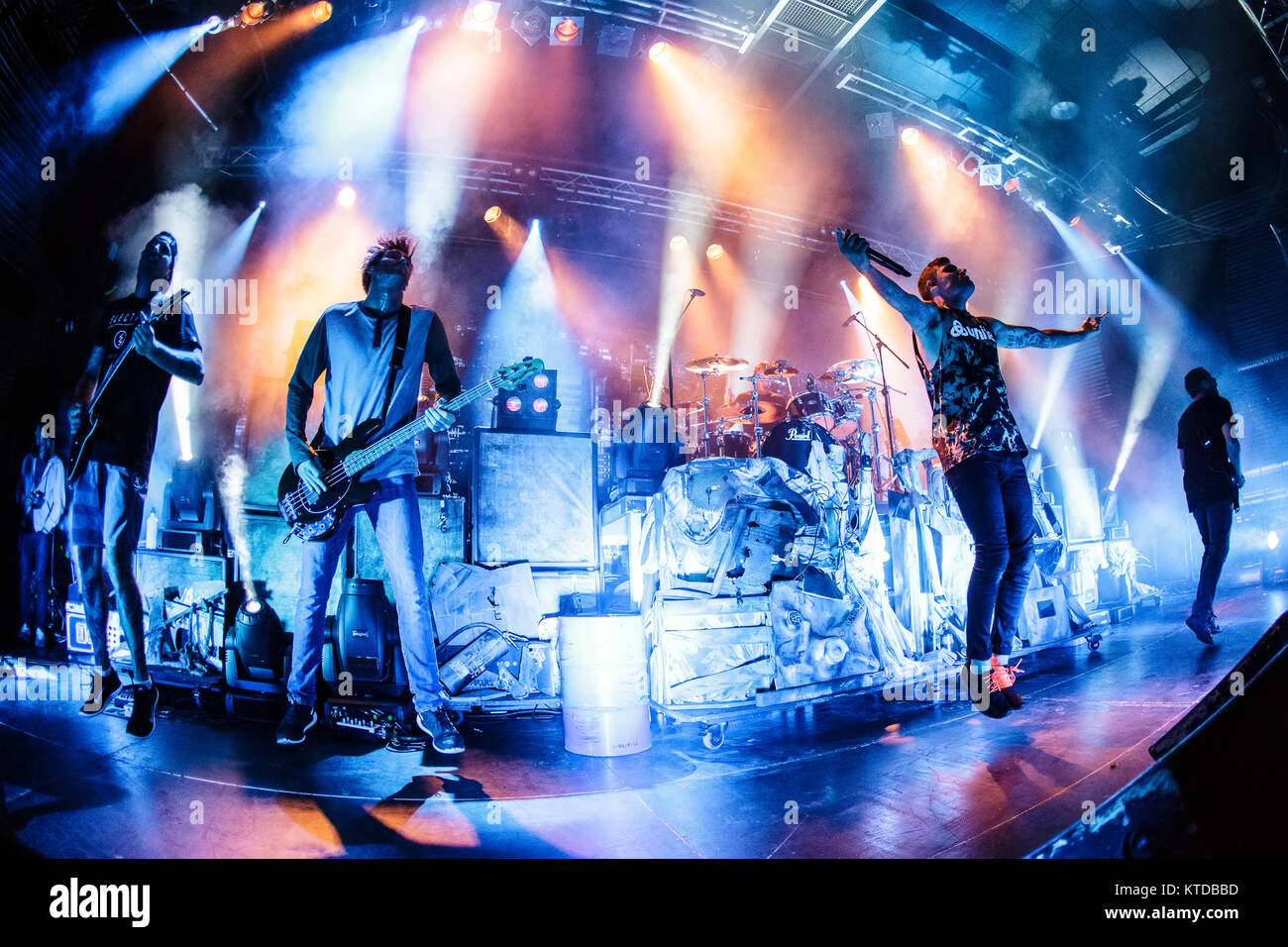 La Australian metalcore band Parkway Drive esegue un concerto dal vivo a Amager Bio in Copenhagen. Qui la cantante Winston McCall è visto dal vivo sul palco con bass player. Danimarca, 10/12 2014. Foto Stock