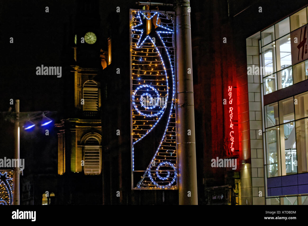 Hard rock cafe insegna al neon Glasgow la vigilia di Natale Capodanno hogmanay notte decorazioni su strada la notte Foto Stock