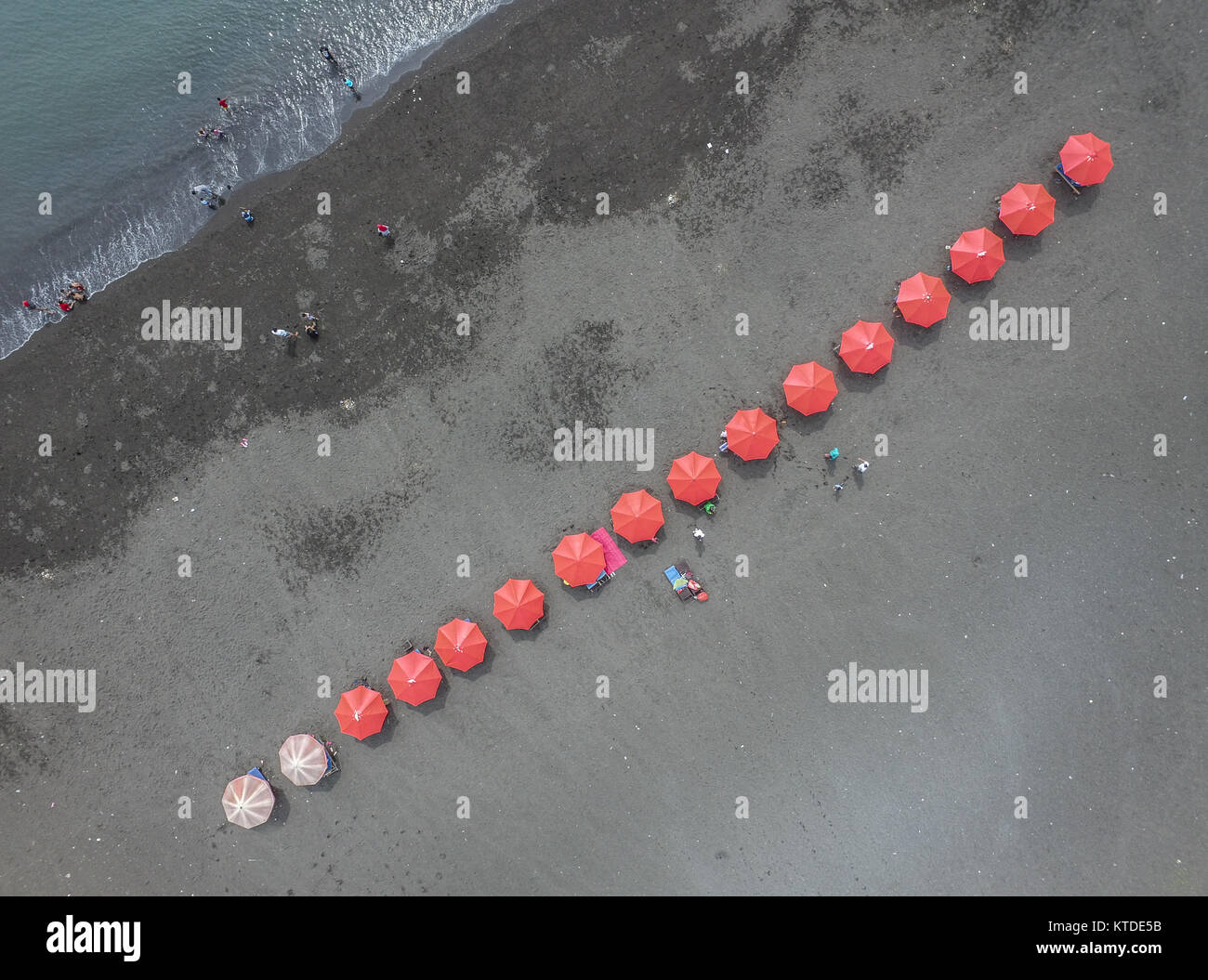 Ombrelloni da spiaggia di Pantai Boom Boom (Spiaggia) nella città di Banyuwangi. Spiaggia del braccio è uno della spiaggia più vicina alla città di Banyuwangi. Foto Stock