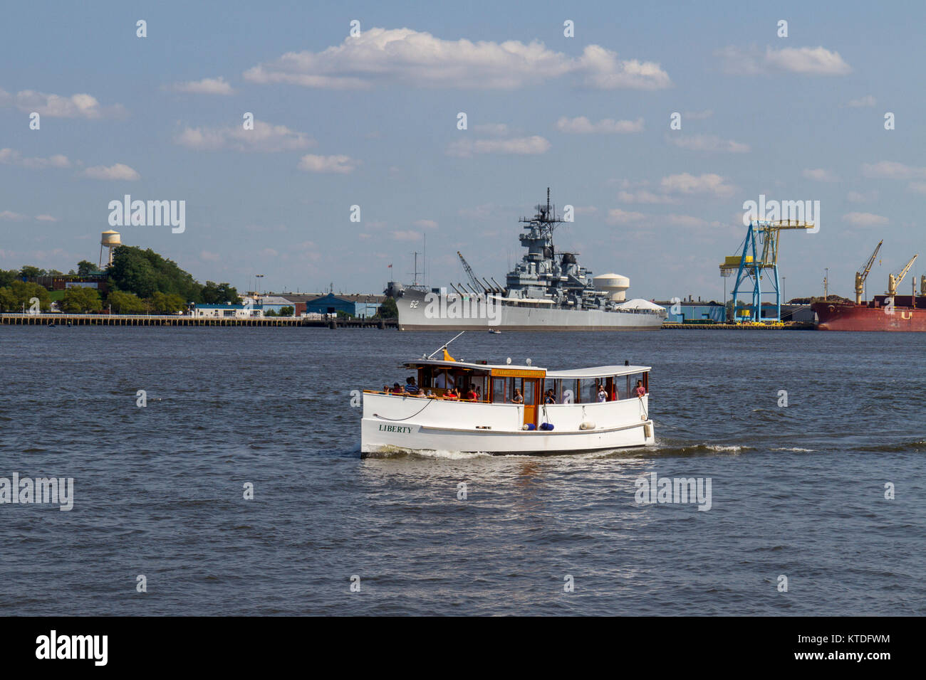 Il Liberty bost turistica e la Corazzata New Jersey, sul fiume Delaware, Camden, NJ, Stati Uniti d'America. USS New Jersey (BB-62) è un Iowa-classe corazzata. Foto Stock