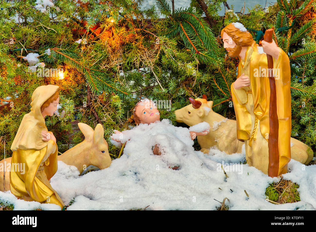 Presepe con il Santo Bambino, la Beata Vergine Maria, San Giuseppe, Bue e Asinello sotto il bianco della neve Foto Stock