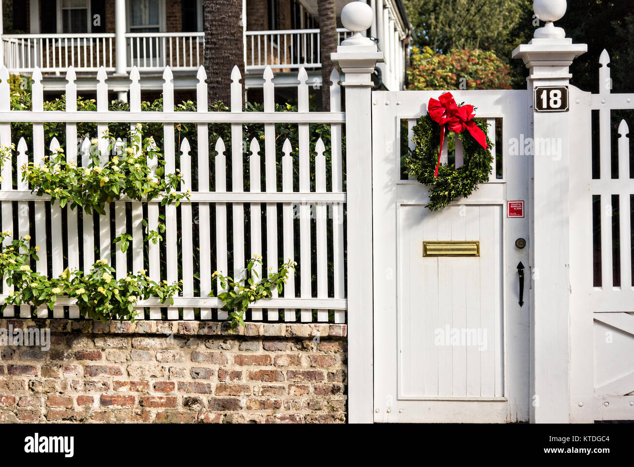 Un giardino giardino ornato di gate con una ghirlanda di Natale in una casa storica a legare Street a Charleston, Sc. Foto Stock