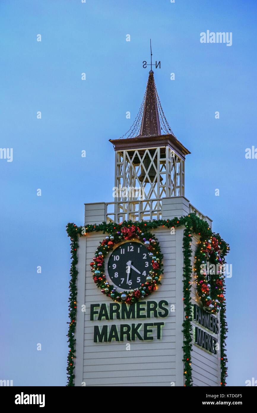 LOS ANGELES, CALIFORNIA, STATI UNITI D'AMERICA, 26 novembre 2006 - Natale decorati dell'orologio e il campanile a torre del famoso Mercato degli Agricoltori in Los Angeles. Foto Stock
