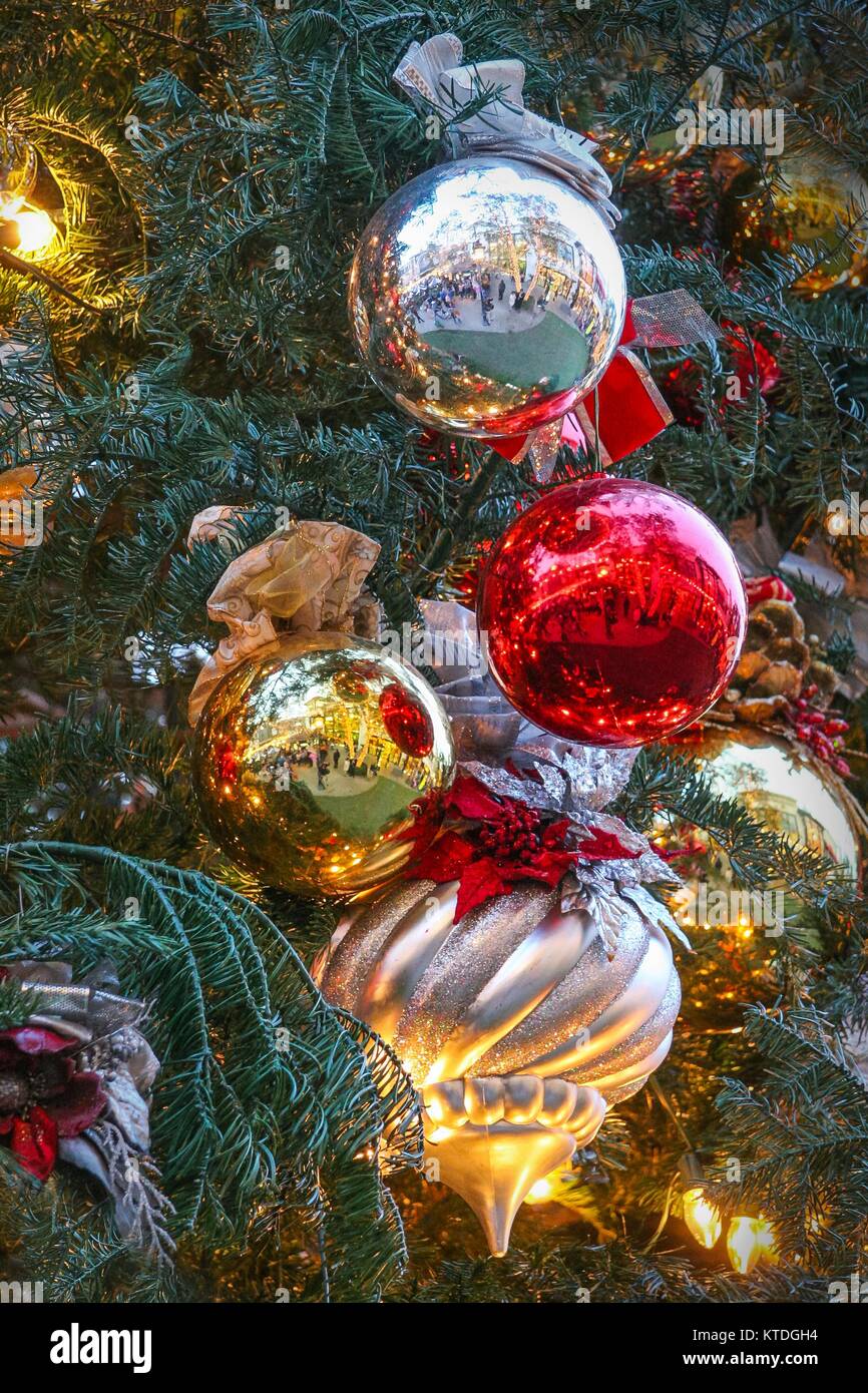 Dettaglio di un albero di Natale dove è possibile vedere una parte degli ornamenti che lo compongono, come queste bellissime sfere di Natale. Foto Stock