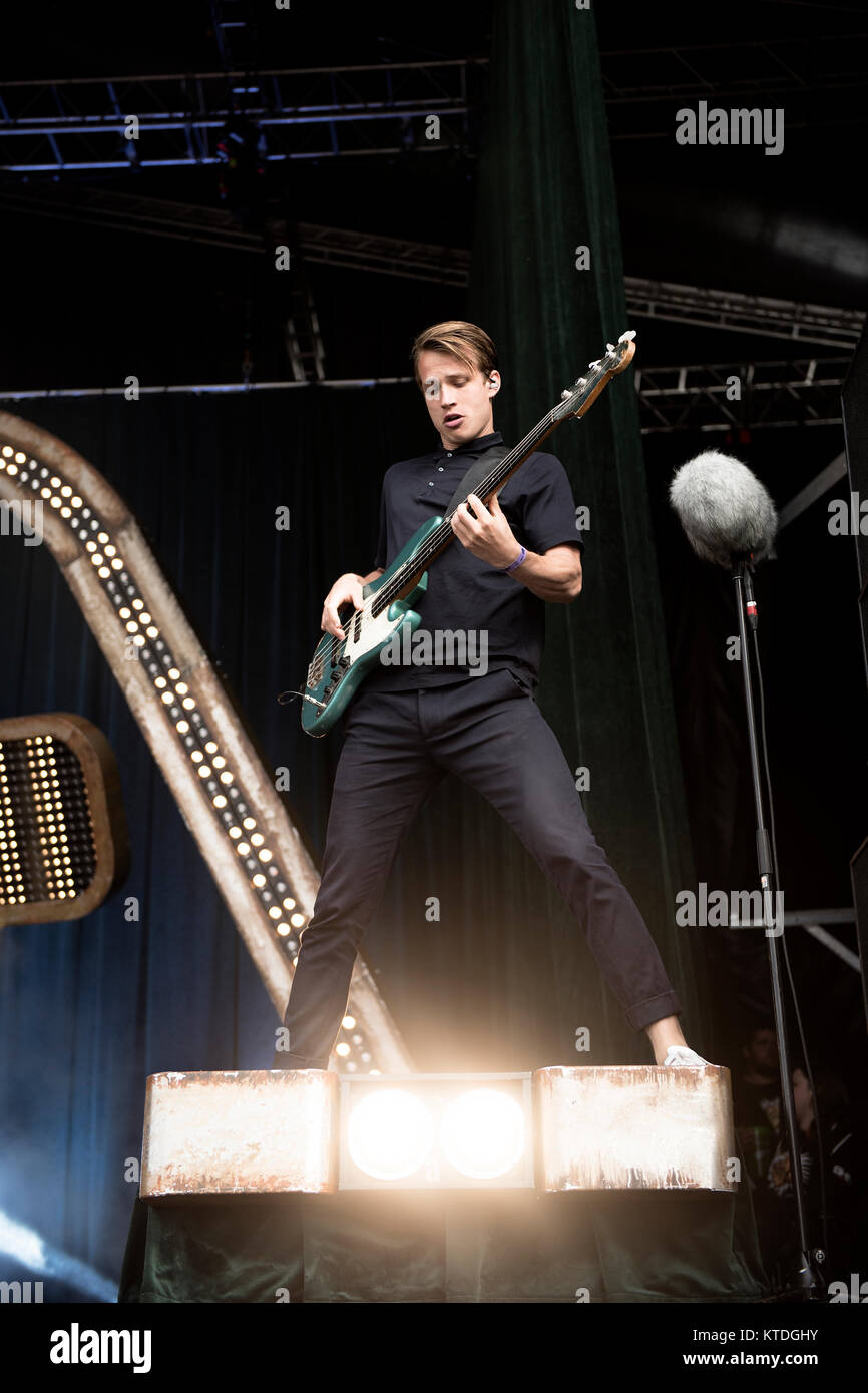 Il bassista Magnus Larsson della banda danese Lukas Graham suona dal vivo presso il Danish music festival Grøn Koncert 2015. Danimarca, 24/07 2015. Foto Stock