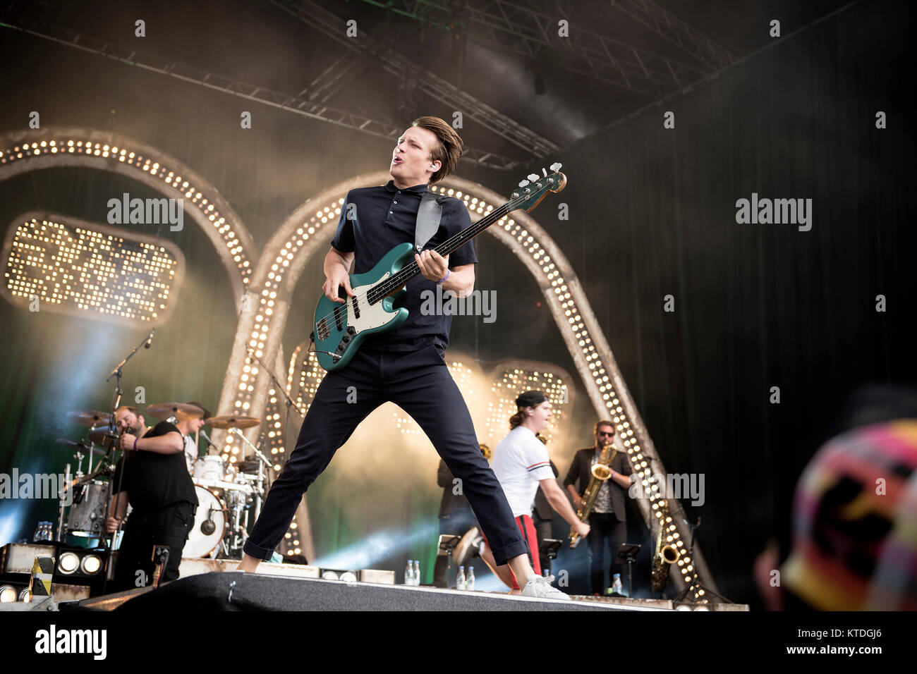 Il bassista Magnus Larsson della banda danese Lukas Graham suona dal vivo presso il Danish music festival Grøn Koncert 2015. Danimarca, 24/07 2015. Foto Stock