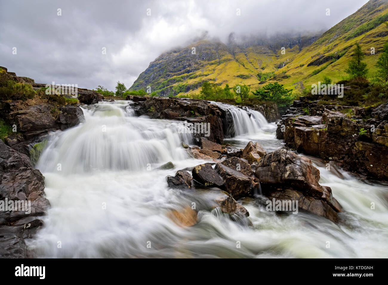 Gran Bretagna, Scozia, Highlands scozzesi, Glencoe, Clachaig cade e montagna Aonach Dubh Foto Stock