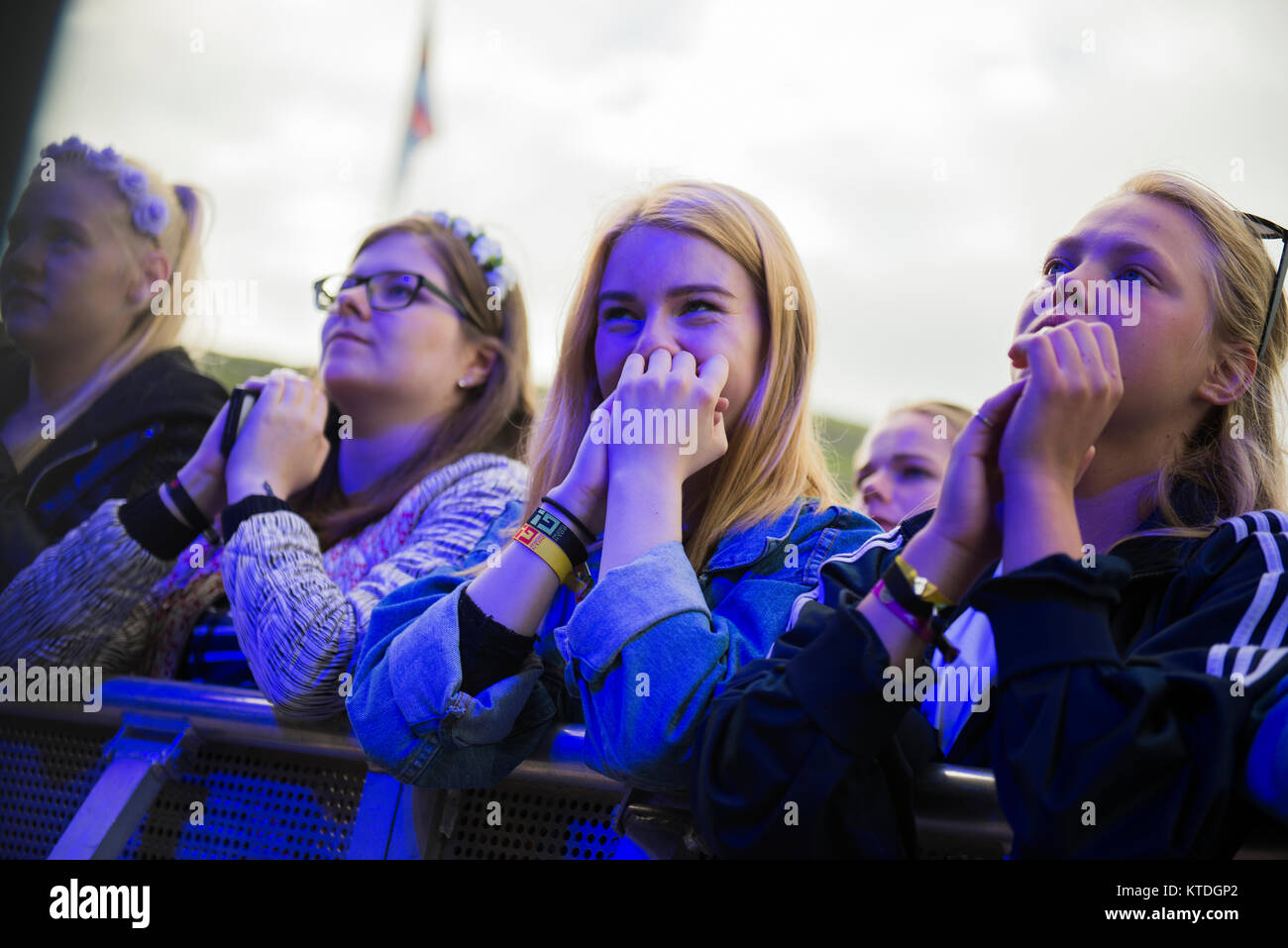 Due adolescenti e gli appassionati di musica hanno un grande concerto con il folk norvegese Moddi musicista presso il suo concerto dal vivo in corrispondenza delle isole Faeroeer festival di musica G! Festival 2014. Isole Faerøer, 17.07.2014. Foto Stock