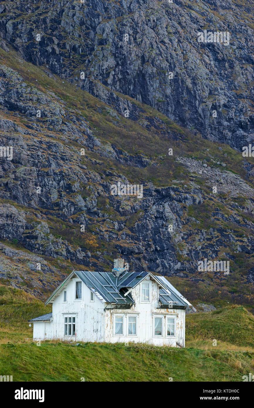 Vecchio, abbandonata casa bianca, Hovden, Bo, Langoya, Nordland, Norvegia Foto Stock