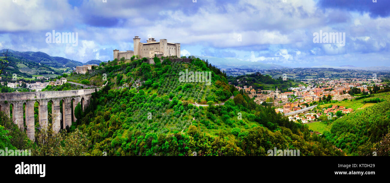 Imponente castello medievale e il vecchio ponte di Spoleto village,l'Umbria,l'Italia. Foto Stock