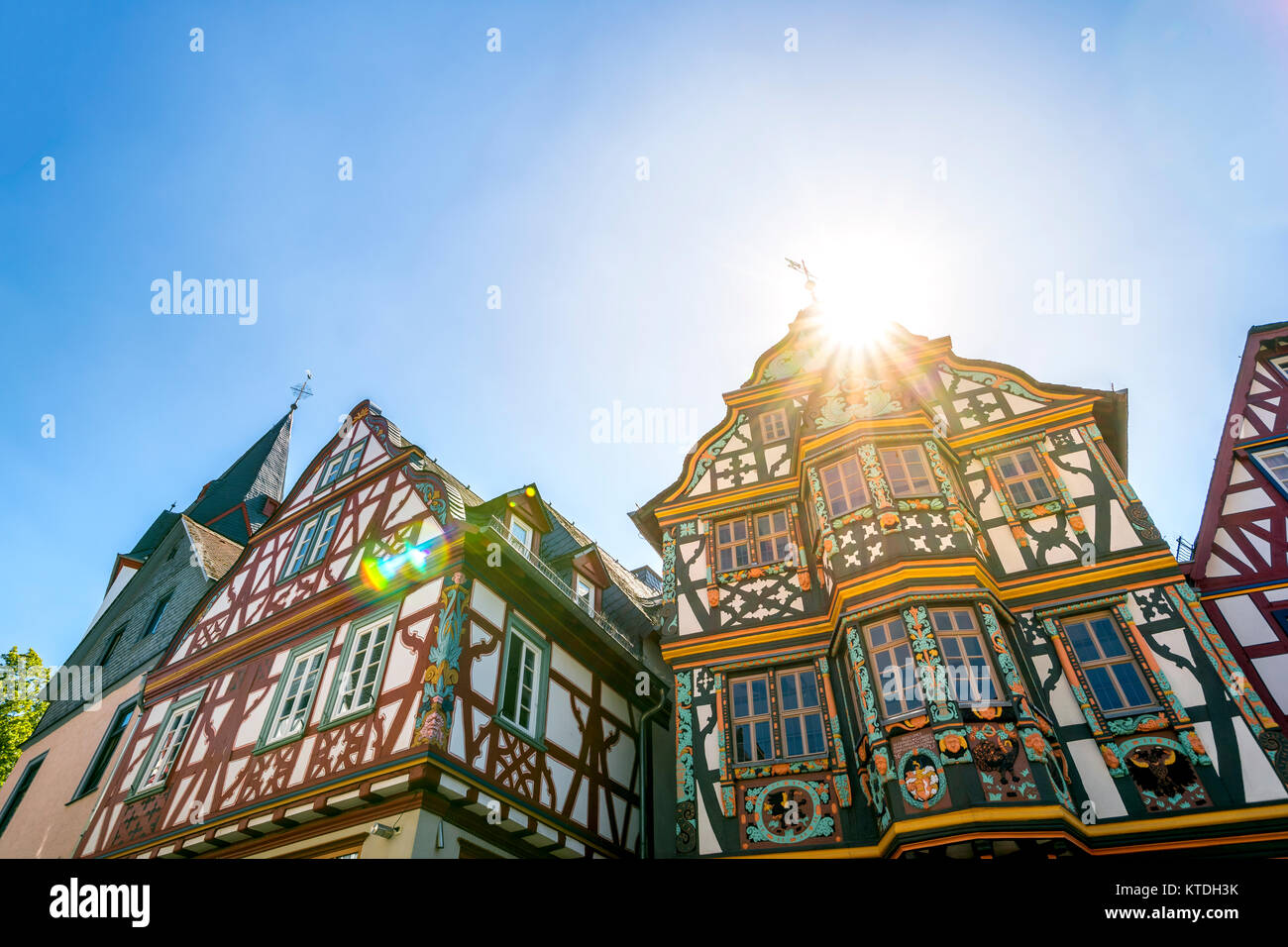 Germania, Hesse, Idstein, metà case con travi di legno contro il sole Foto Stock