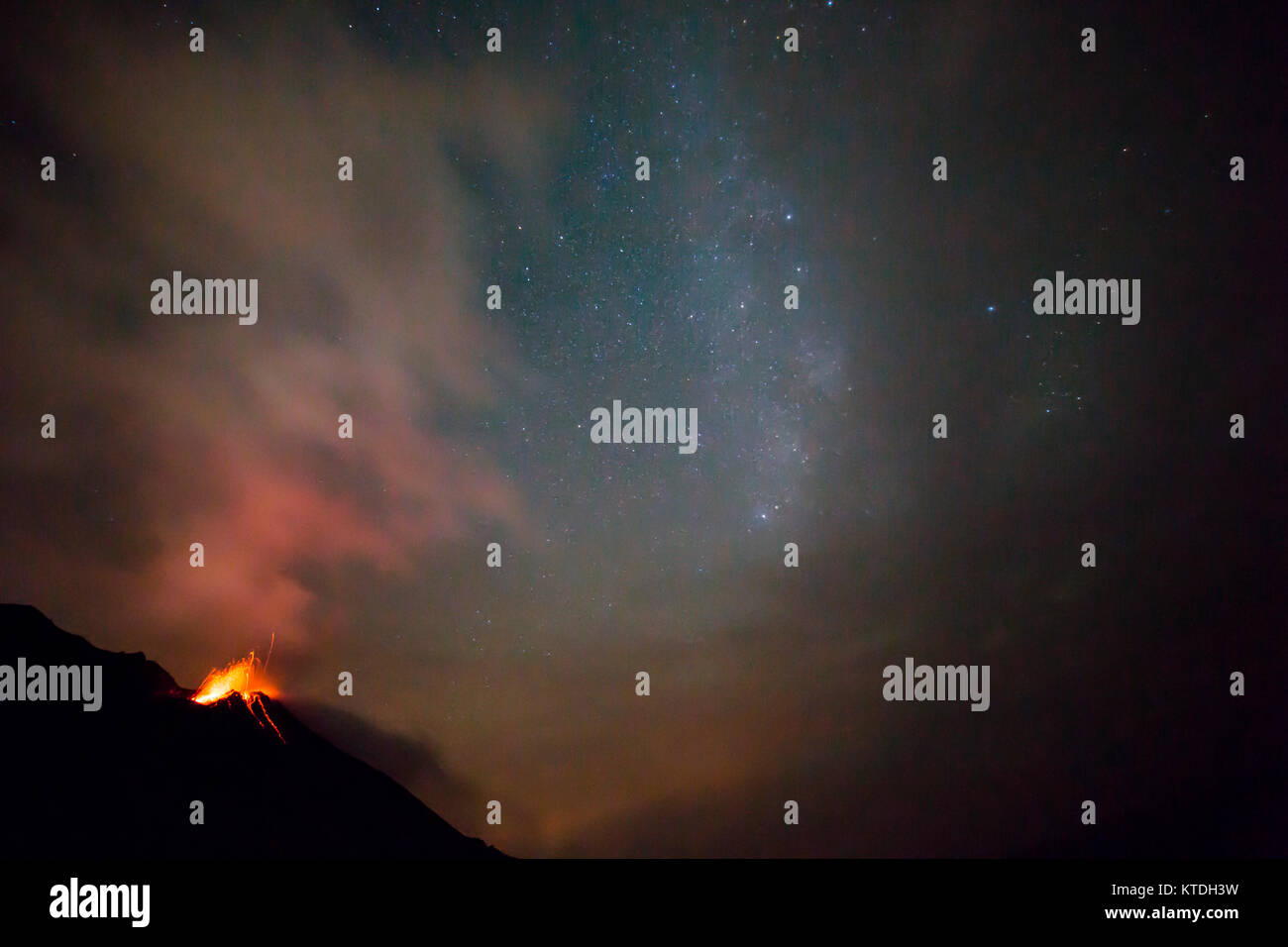L'Italia, isole Eolie, Stromboli, eruzione vulcanica prima del cielo notturno e la via lattea sfondo, bombe di lava Foto Stock