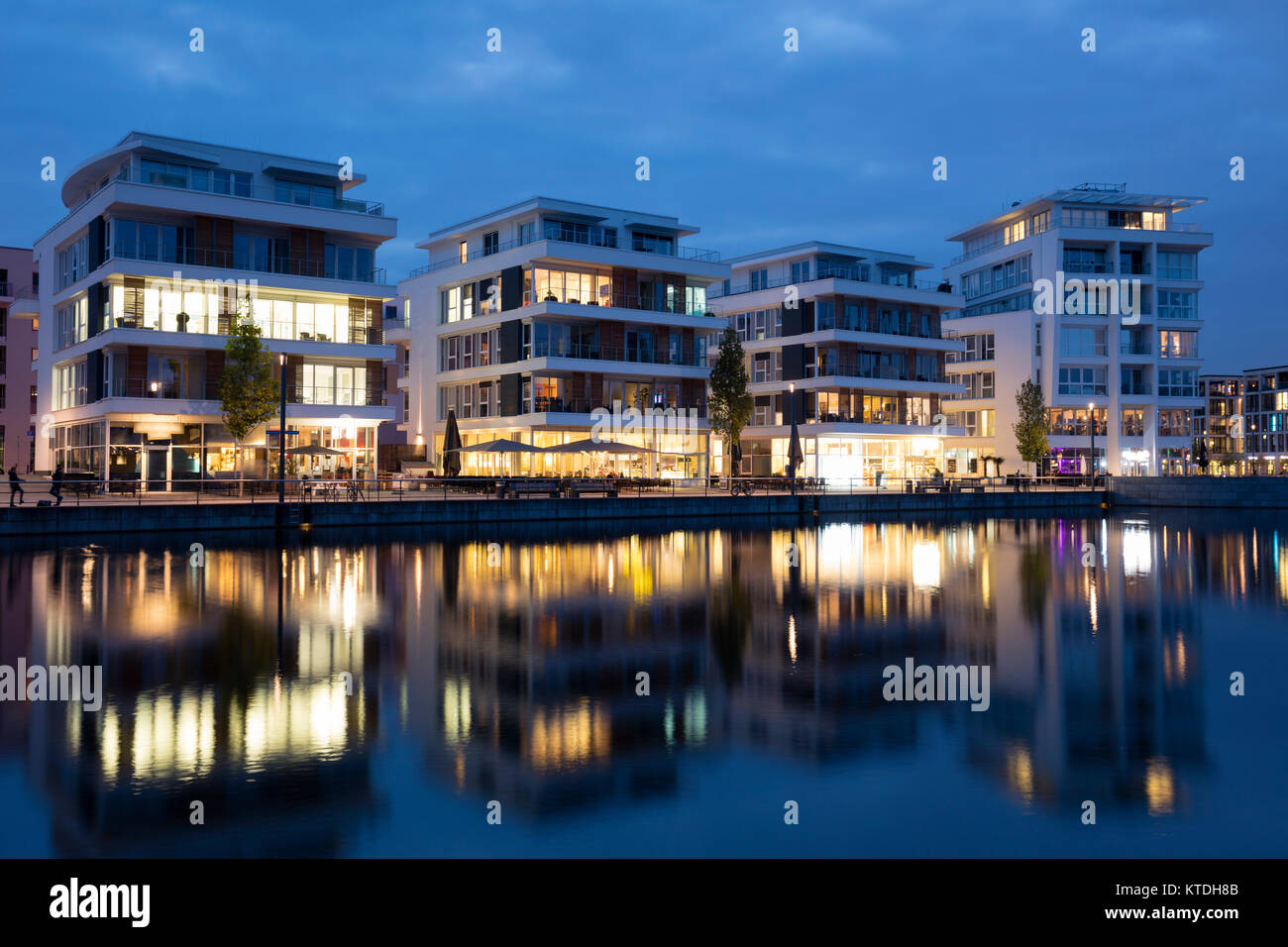 In Germania, in Renania settentrionale-Vestfalia, Dortmund-Hoerde, Phoenix Lago, case residenziali, blu ora Foto Stock