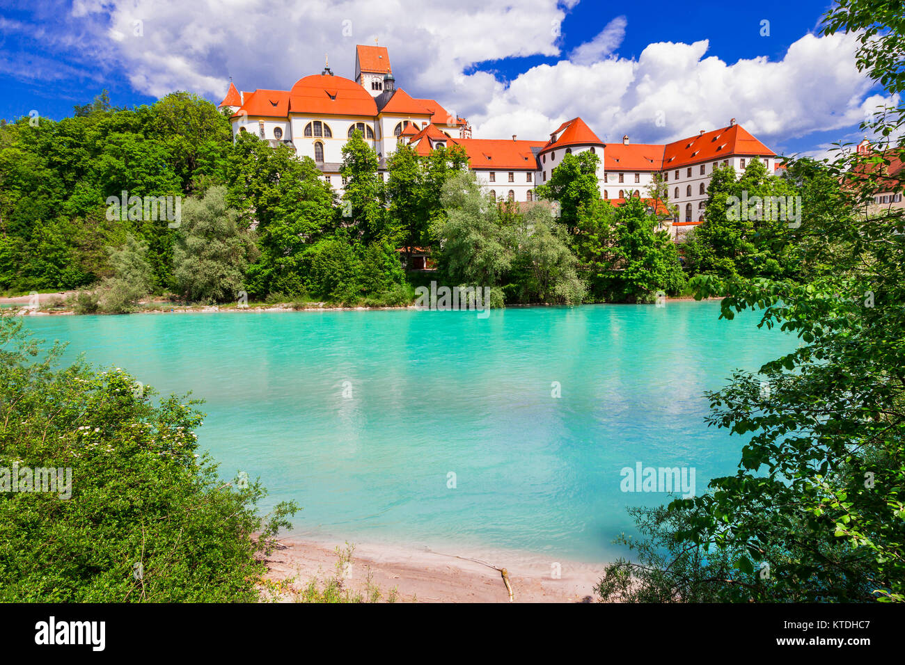 Bella Fussen village,con vista fiume e castello, Baviera, Germania. Foto Stock