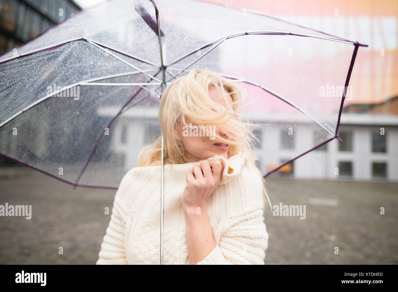 Donna con ombrello in un giorno di pioggia Foto Stock