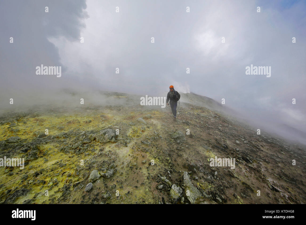 L'Italia, Sicilia Etna summit, giovane escursioni sul campo di zolfo Foto Stock