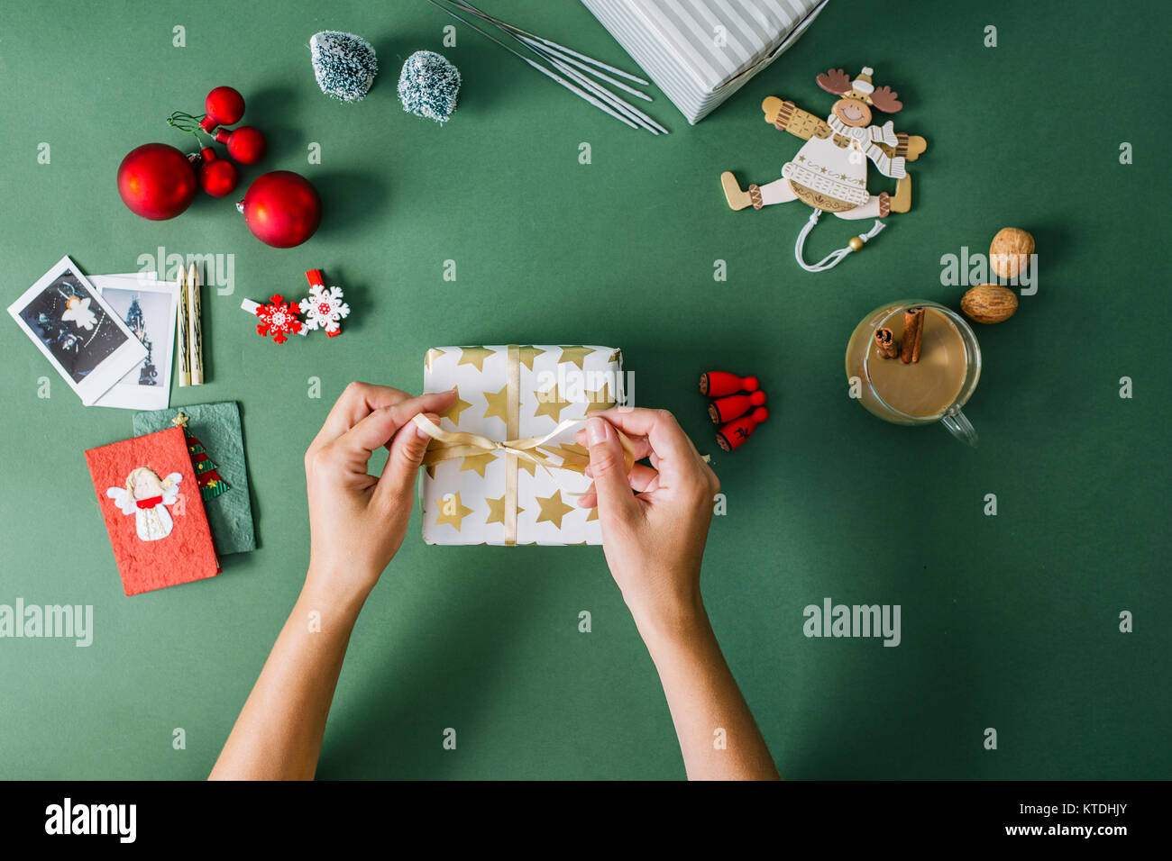 Donna di mani di imballaggio regalo di Natale Foto Stock