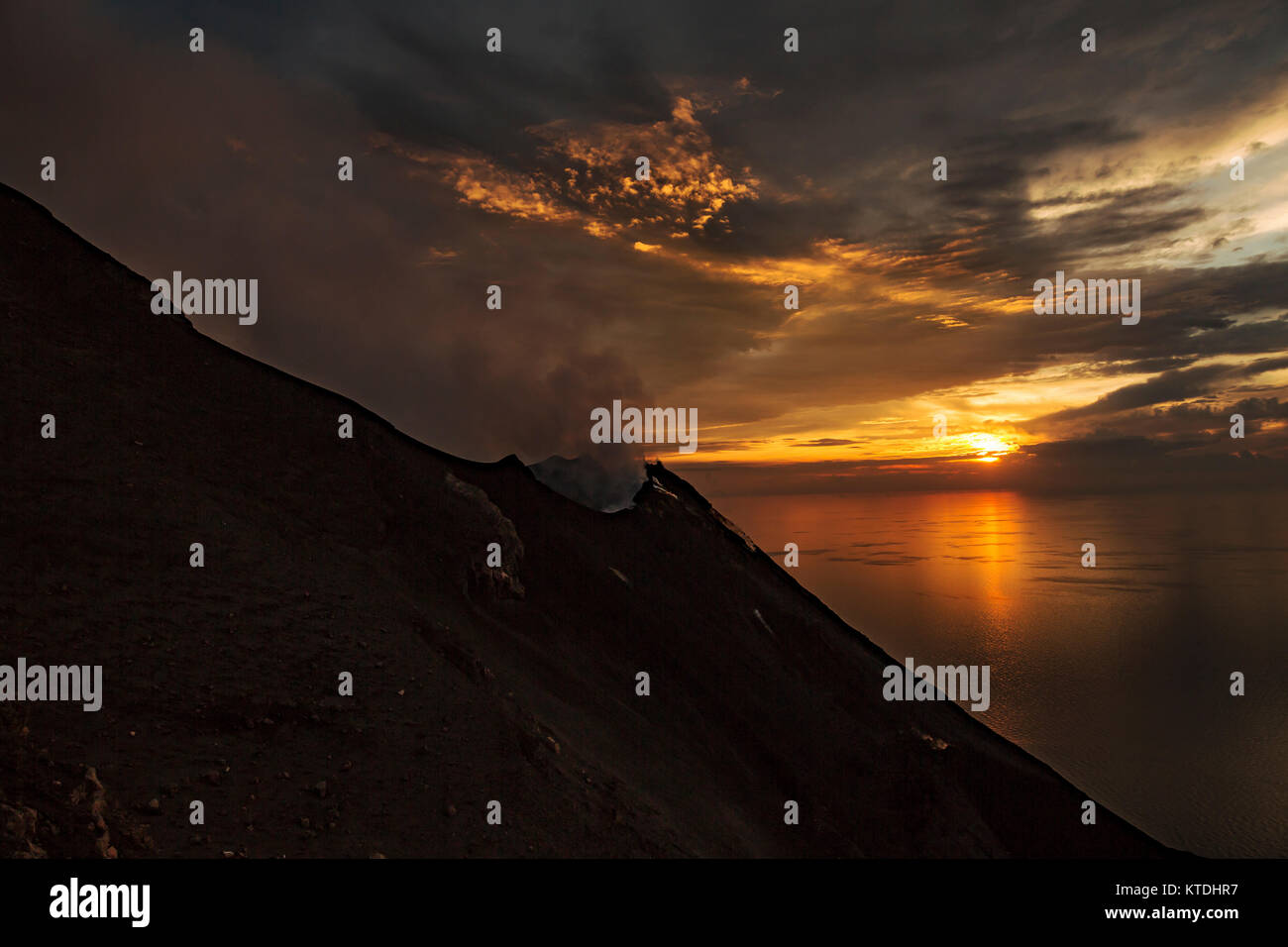 L'Italia, isole Eolie, Stromboli, eruzione vulcanica rivolta verso il tramonto Foto Stock