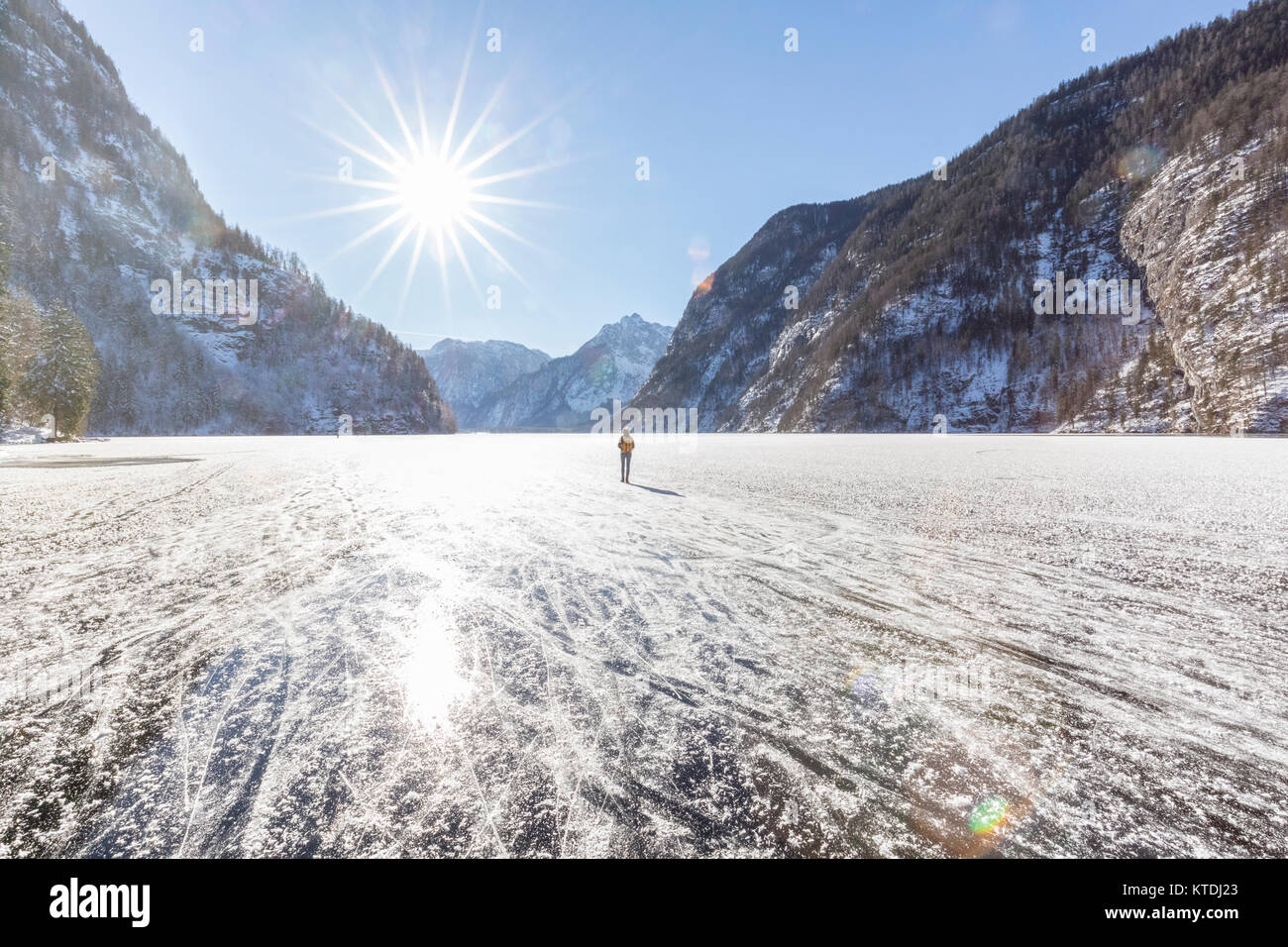 Germania, Berchtesgadener Land, vista posteriore della donna con zaino in piedi sul lago ghiacciato Koenigssee Foto Stock