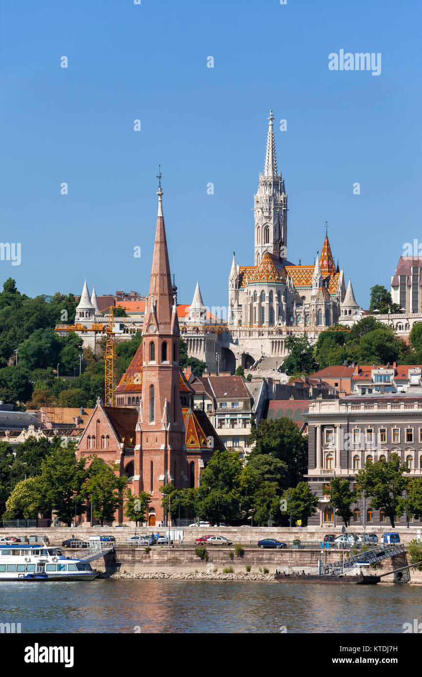Ungheria, Budapest Buda chiesa calvinista e la chiesa di Mattia Foto Stock