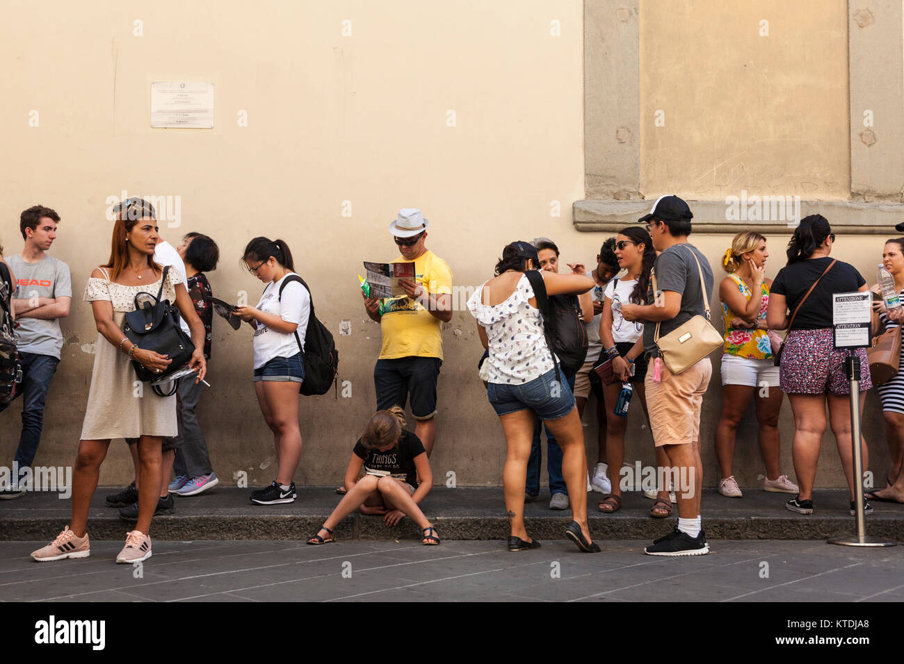 I turisti in attesa in linea al di fuori della Galleria dell'Accademia , Firenze, Italia Foto Stock