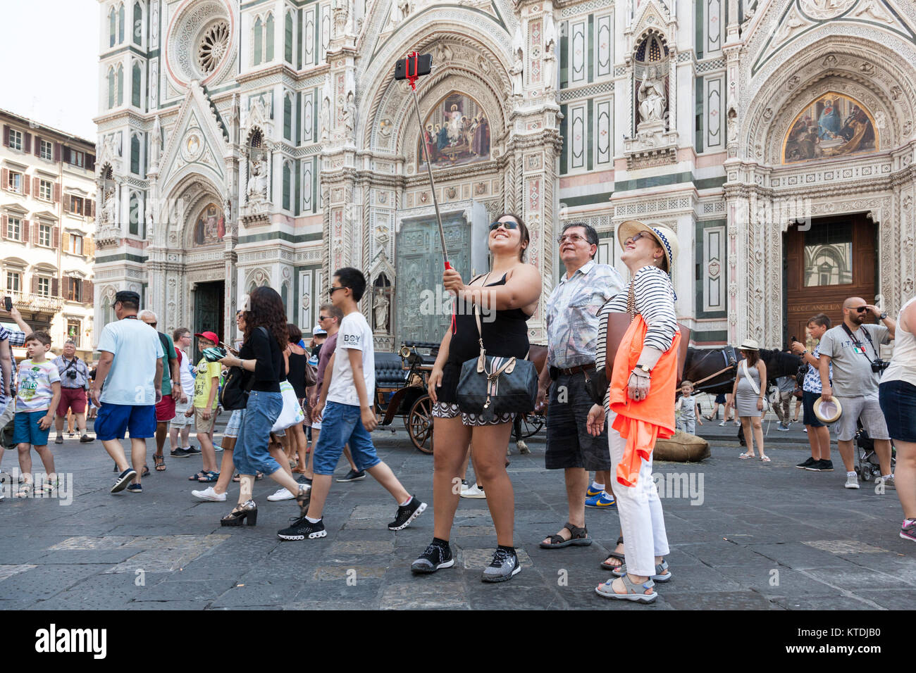 Selfie turistici al di fuori del Duomo di Firenze, Firenze, Italia Foto Stock