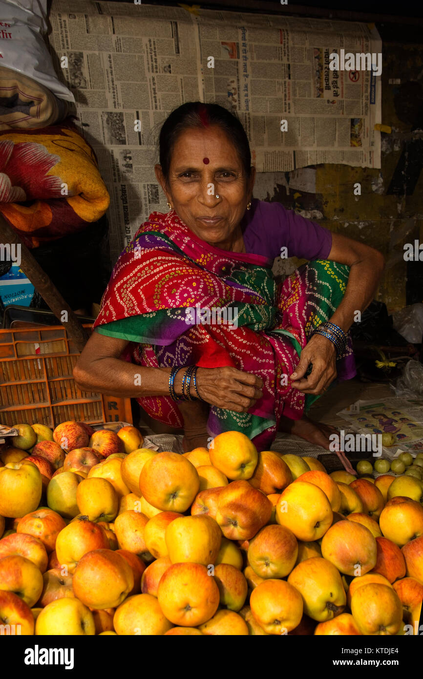 ASIA, India, (Calcutta) Kolkata, West Bengal, il mercato dei fiori, femmina fruttivendola Foto Stock