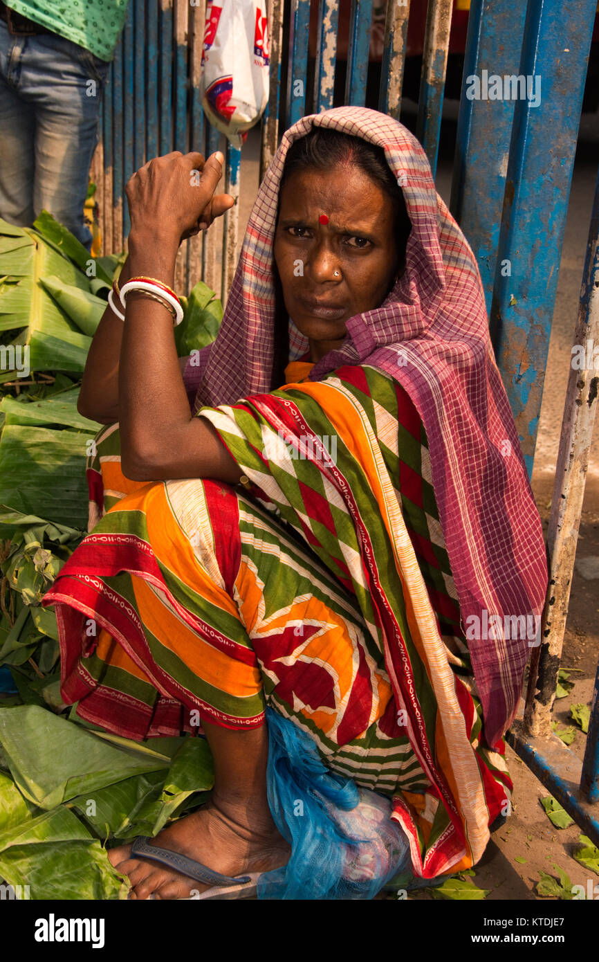 ASIA, India, (Calcutta) Kolkata, West Bengal, il mercato dei fiori, fiore femmina venditore Foto Stock
