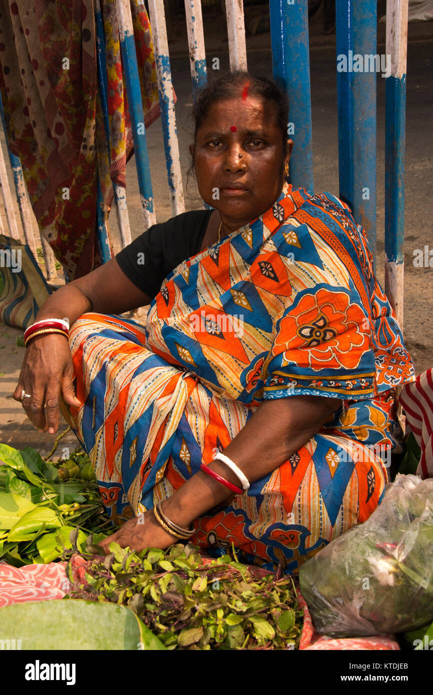 ASIA, India, (Calcutta) Kolkata, West Bengal, il mercato dei fiori, fiore femmina venditore Foto Stock