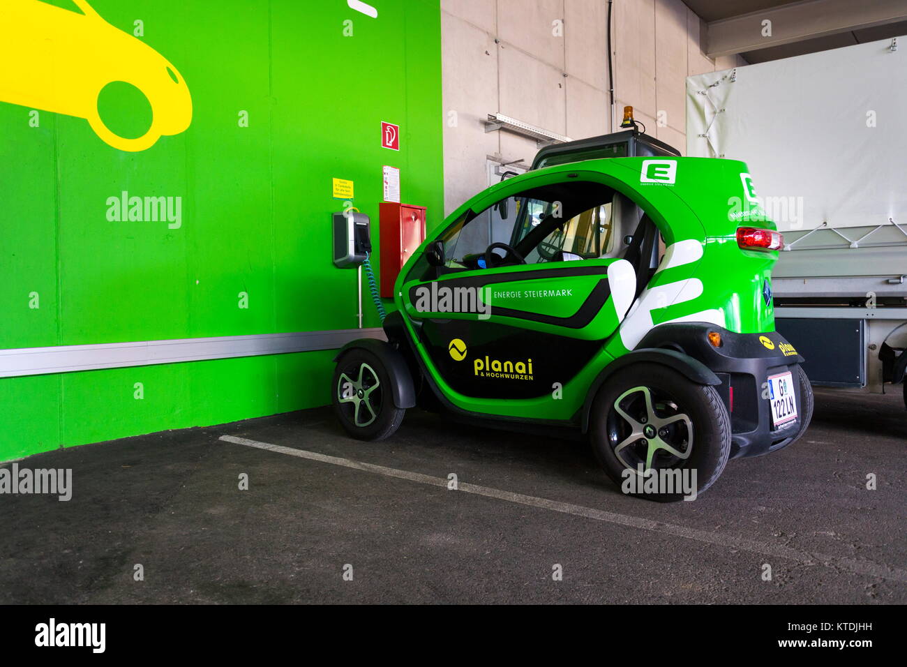 SCHLADMING, Austria - 15 agosto: Renault Twizy electric city car si erge a Energie Steiermark charching station Foto Stock
