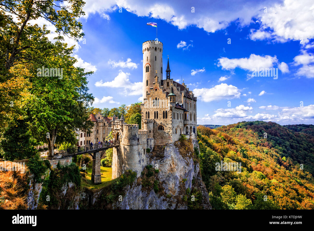 Lichtenstein impressionante castello medievale,vista con ponte vecchio,Germania. Foto Stock