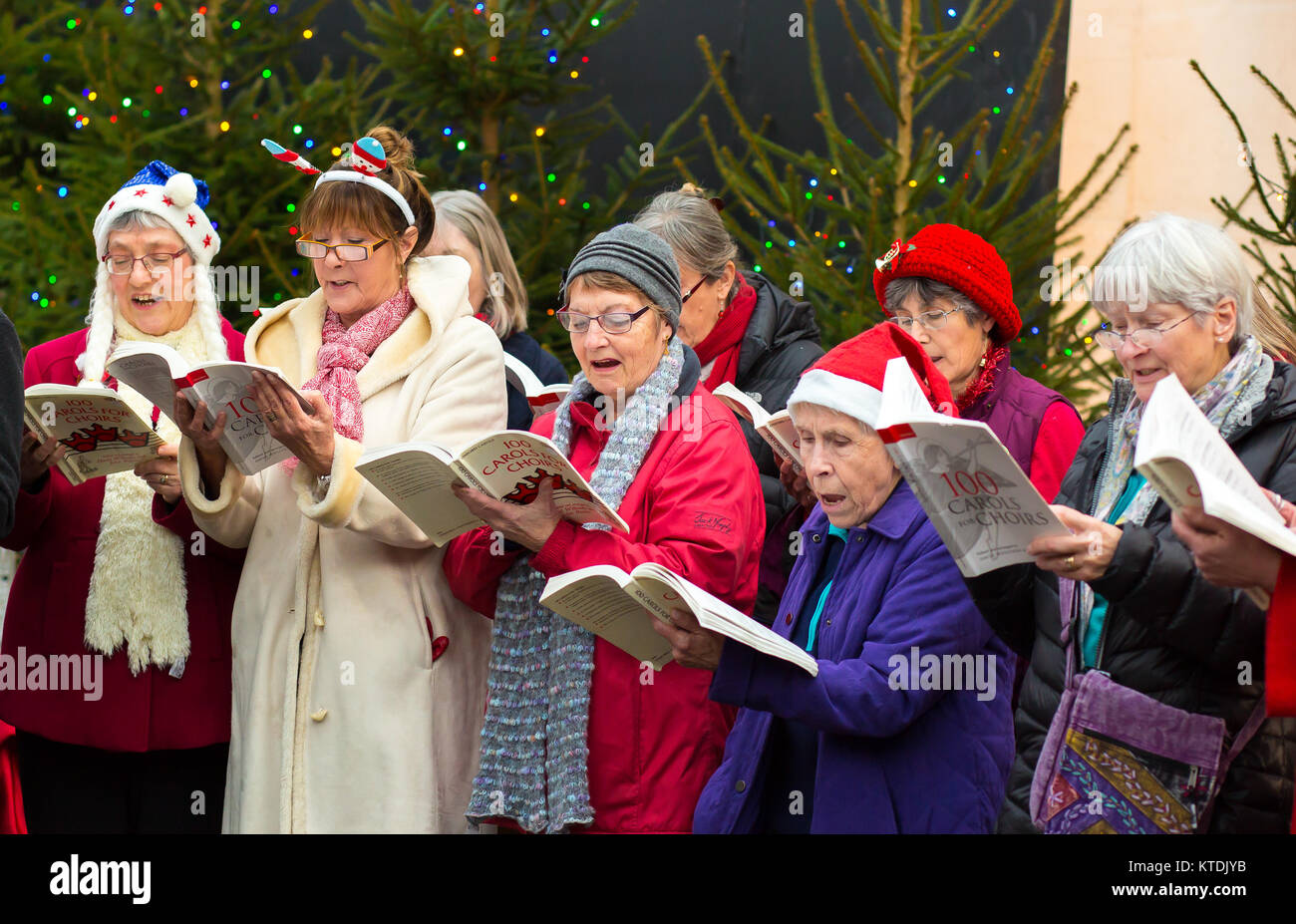 I membri del coro Bewdley intrattenere folle a Severn Valley Railway's Kidderminster station a pochi giorni prima di Natale; carols cantato e apprezzato da tutti. Foto Stock