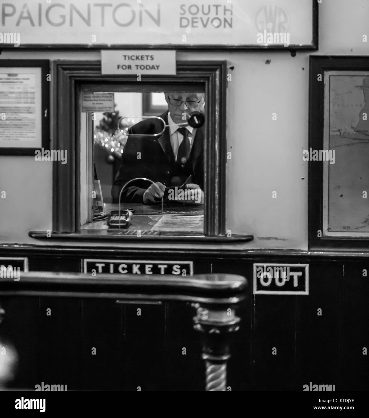 Fotografia monocromatica, in bianco e nero della ferrovia storica della valle di Severn, biglietteria del treno di Kidderminster. Ferrovia d'epoca UK, viaggio in treno d'epoca. Foto Stock