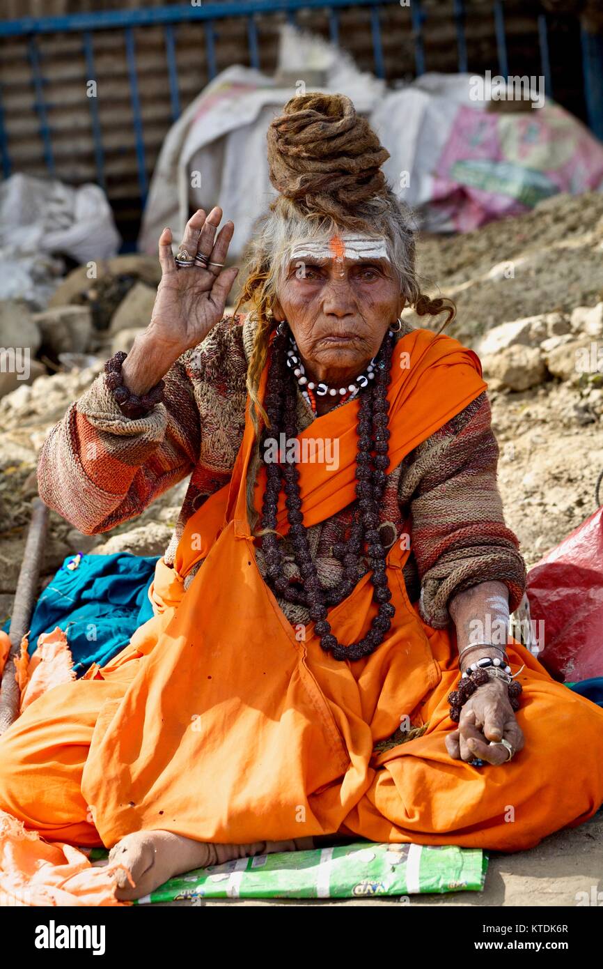 Sadhvi ( una femmina sadhu) benedicente a Kumbh Mela di Allahabad 2013, Sangam, Allahabad Foto Stock