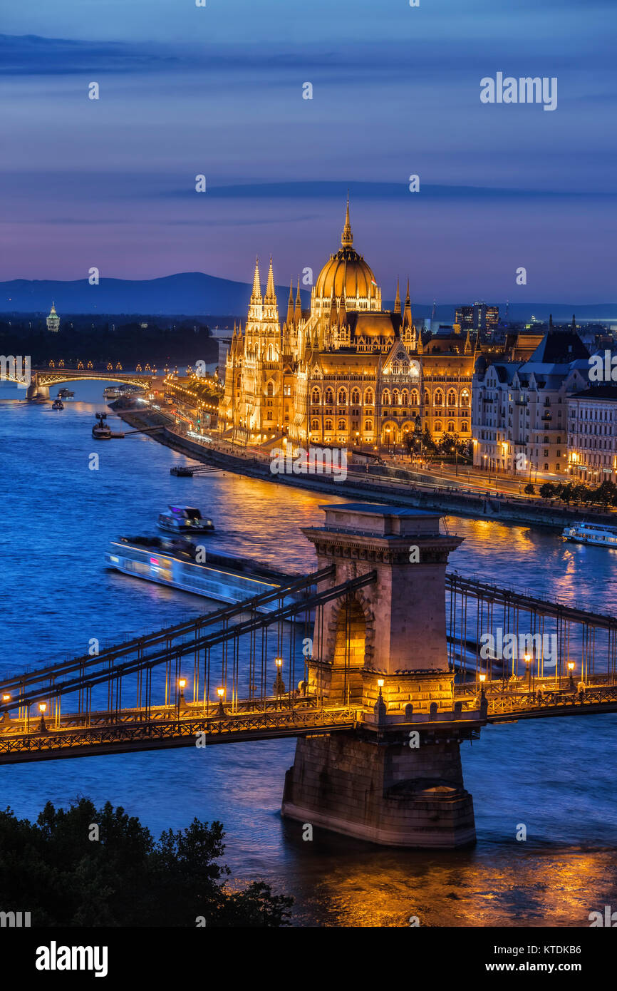 Ungheria, Budapest, tranquilla serata in città con illuminato in parlamento ungherese e il Ponte delle catene sul fiume Danubio Foto Stock