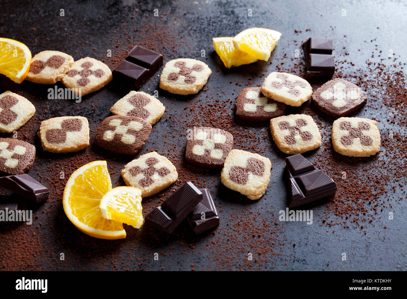 Bianco e nero crosta breve biscotti di Natale con fettine di arancia e cioccolato fondente Foto Stock