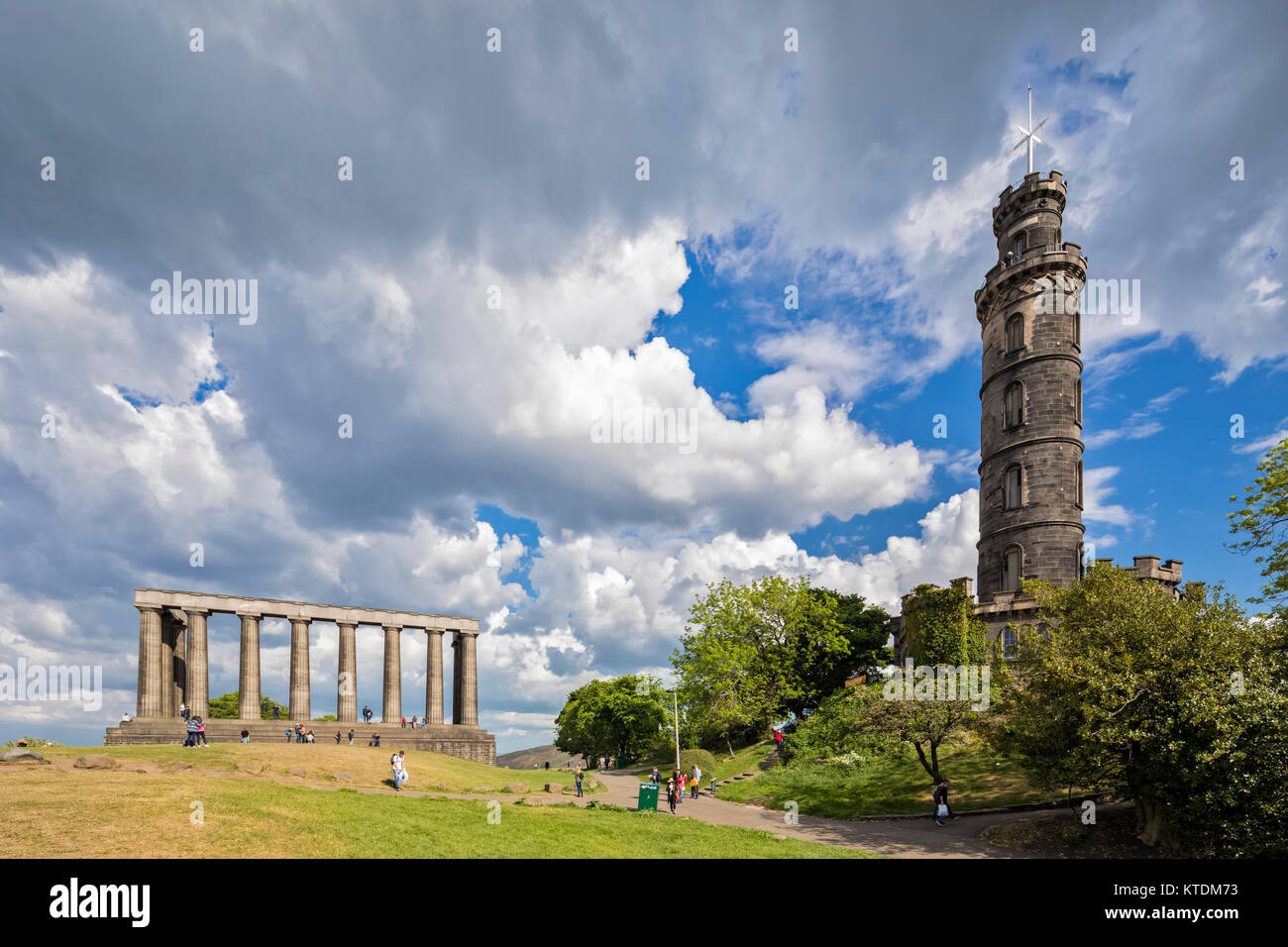 Gran Bretagna, Scozia, Edimburgo, Calton Hill, il Monumento Nazionale di Scozia e Monumento Nelson Foto Stock