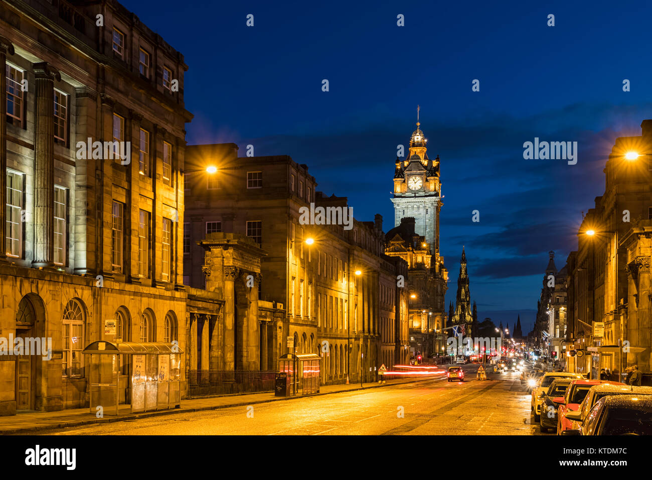 Gran Bretagna, Scozia, Edimburgo, luogo di Waterloo Street e il Balmoral Hotel a blue ora Foto Stock