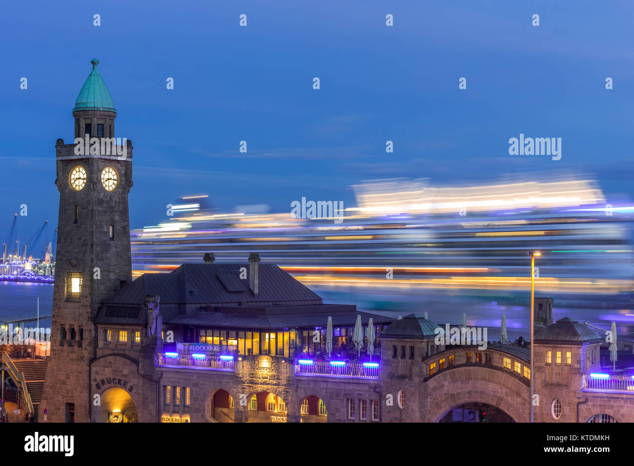 Germania, Amburgo, pontili, crociera di lasciare il porto Foto Stock