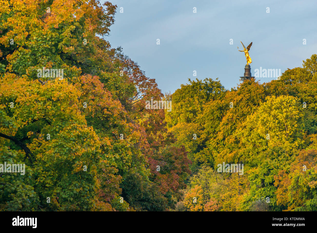 In Germania, in Baviera, Monaco di Baviera, Angelo della pace in autunno Foto Stock