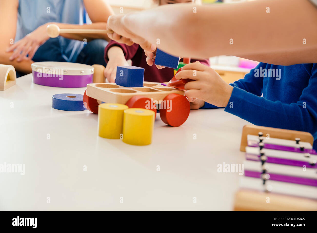 Close-up di bambini che giocano con gli strumenti musicali e giocattoli in kindergarten Foto Stock