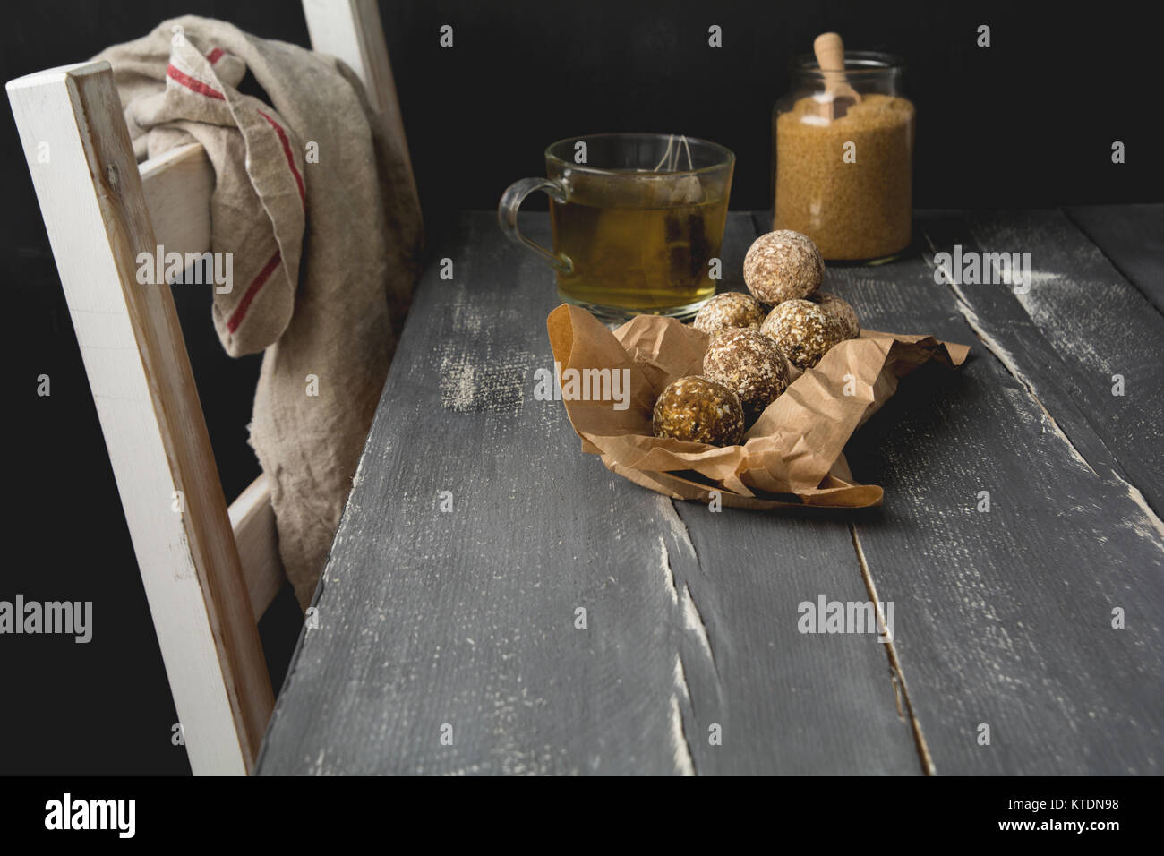 Energia vegano sfere, palline di pasta, tè allo zenzero e lo zucchero di canna Foto Stock