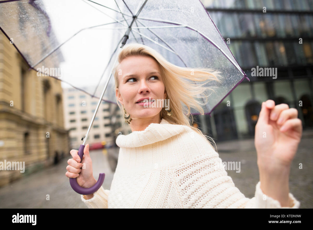 Donna con ombrello in un giorno di pioggia Foto Stock